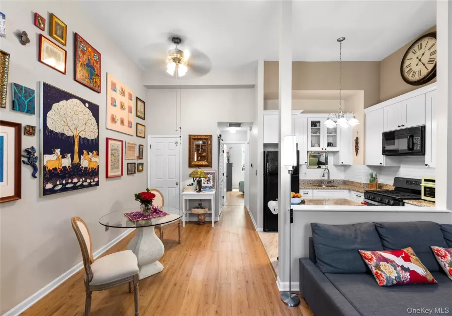 Open living spaces -- 13 foot ceilings Open living spaces -- 13 foot ceilings