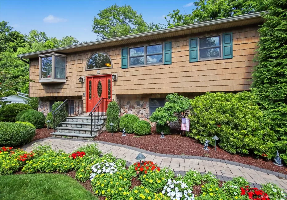 Presenting 17 Scotsdale Road Presenting 17 Scotsdale Road