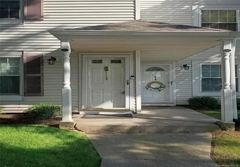 Maintenance free exterior, 2nd floor corner end unit! Maintenance free exterior, 2nd floor corner end unit!