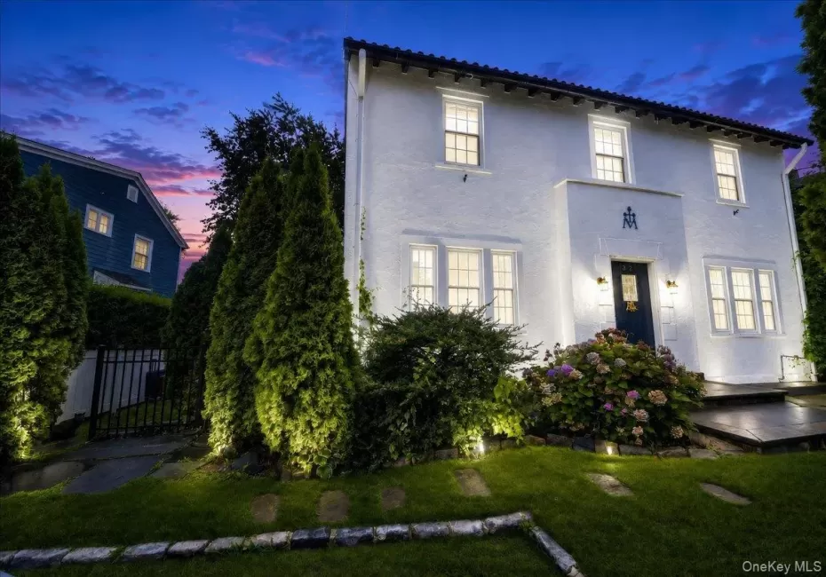 Welcome to 32 Deerfield Avenue!Virtual Stage Welcome to 32 Deerfield Avenue!Virtual Stage