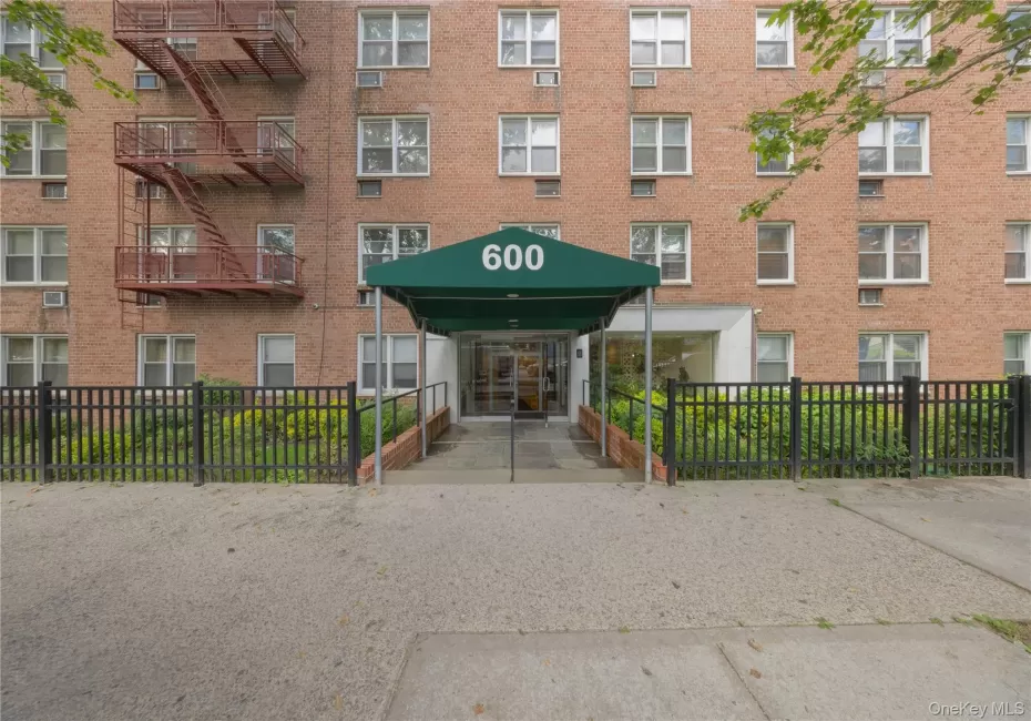 600 Locust Street, Mount Vernon, NY, 2 Bedrooms Bedrooms, 5 Rooms Rooms,1 BathroomBathrooms,Residential,For Rent,Locust,0,1006060 600 Locust Street, Mount Vernon, NY, 2 Bedrooms Bedrooms, 5 Rooms Rooms,1 BathroomBathrooms,Residential,For Rent,Locust,0,1006060