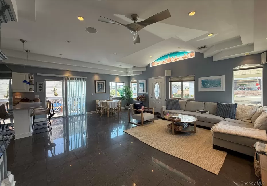 Open Floorplan Living / Dining and Kitchen areas Open Floorplan Living / Dining and Kitchen areas