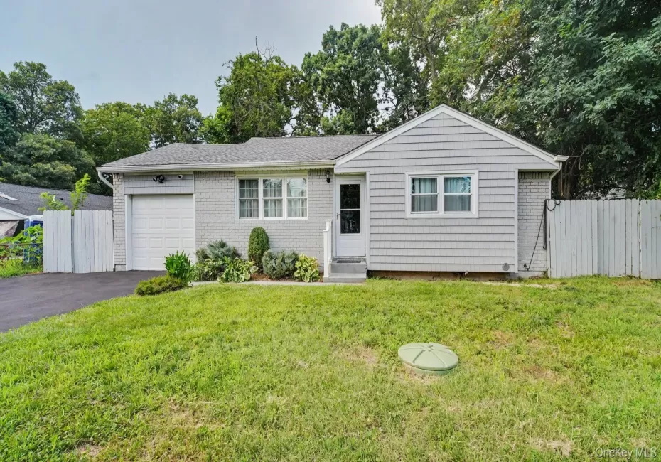 32 Lake Place, Babylon, NY, 3 Bedrooms Bedrooms, 5 Rooms Rooms,1 BathroomBathrooms,Residential,For Rent,Lake,0,1036539 32 Lake Place, Babylon, NY, 3 Bedrooms Bedrooms, 5 Rooms Rooms,1 BathroomBathrooms,Residential,For Rent,Lake,0,1036539