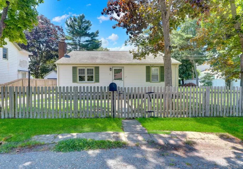 100 Lincoln Drive, Brookhaven, NY, 2 Bedrooms Bedrooms, 5 Rooms Rooms,1 BathroomBathrooms,Residential,For Rent,Lincoln,0,1021242 100 Lincoln Drive, Brookhaven, NY, 2 Bedrooms Bedrooms, 5 Rooms Rooms,1 BathroomBathrooms,Residential,For Rent,Lincoln,0,1021242