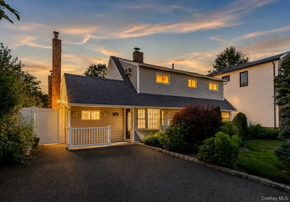 34 Hedge Lane, North Hempstead, NY, 5 Bedrooms Bedrooms, 8 Rooms Rooms,2 BathroomsBathrooms,Residential,For Rent,Hedge,0,1037290 34 Hedge Lane, North Hempstead, NY, 5 Bedrooms Bedrooms, 8 Rooms Rooms,2 BathroomsBathrooms,Residential,For Rent,Hedge,0,1037290