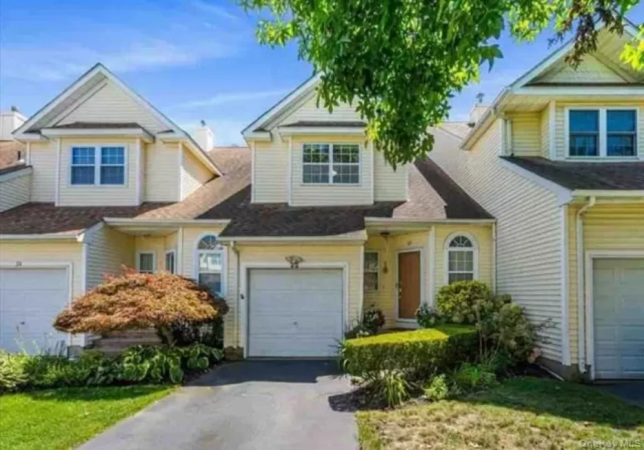 22 Apricot Court, Huntington, NY, 3 Bedrooms Bedrooms, 6 Rooms Rooms,2 BathroomsBathrooms,Residential,For Rent,Apricot,0,1037374 22 Apricot Court, Huntington, NY, 3 Bedrooms Bedrooms, 6 Rooms Rooms,2 BathroomsBathrooms,Residential,For Rent,Apricot,0,1037374