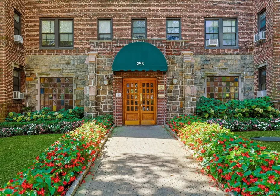 Welcome to 253 Garth Road, The Buckingham! Welcome to 253 Garth Road, The Buckingham!