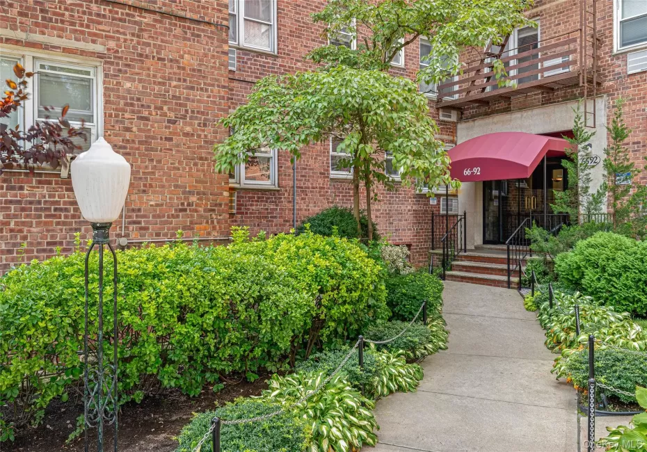 You are greeted by a meticulous well- curated garden & landscaping .Where you can appreciate every season. You are greeted by a meticulous well- curated garden & landscaping .Where you can appreciate every season.