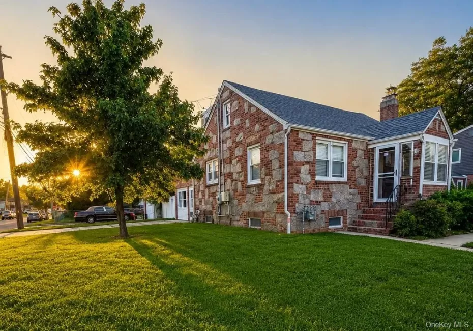 4 Brown Street, West Babylon, NY, 5 Bedrooms Bedrooms, 12 Rooms Rooms,4 BathroomsBathrooms,Residential,For Rent,Brown,0,1038308 4 Brown Street, West Babylon, NY, 5 Bedrooms Bedrooms, 12 Rooms Rooms,4 BathroomsBathrooms,Residential,For Rent,Brown,0,1038308