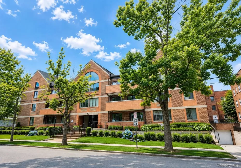10 Canterbury Road, North Hempstead, NY, 1 Bedroom Bedrooms, 4 Rooms Rooms,1 BathroomBathrooms,Residential Lease,For Rent,Canterbury,0,1039200 10 Canterbury Road, North Hempstead, NY, 1 Bedroom Bedrooms, 4 Rooms Rooms,1 BathroomBathrooms,Residential Lease,For Rent,Canterbury,0,1039200