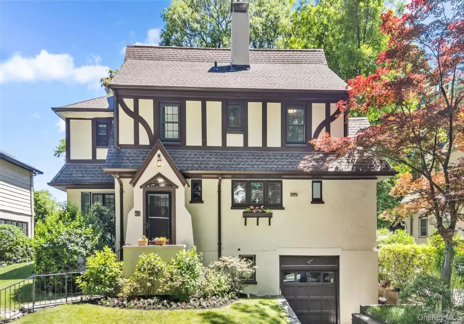 Located on a quiet street in the Larchmont Woods neighborhood just under 1 mile to Larchmont Train & town. Located on a quiet street in the Larchmont Woods neighborhood just under 1 mile to Larchmont Train & town.