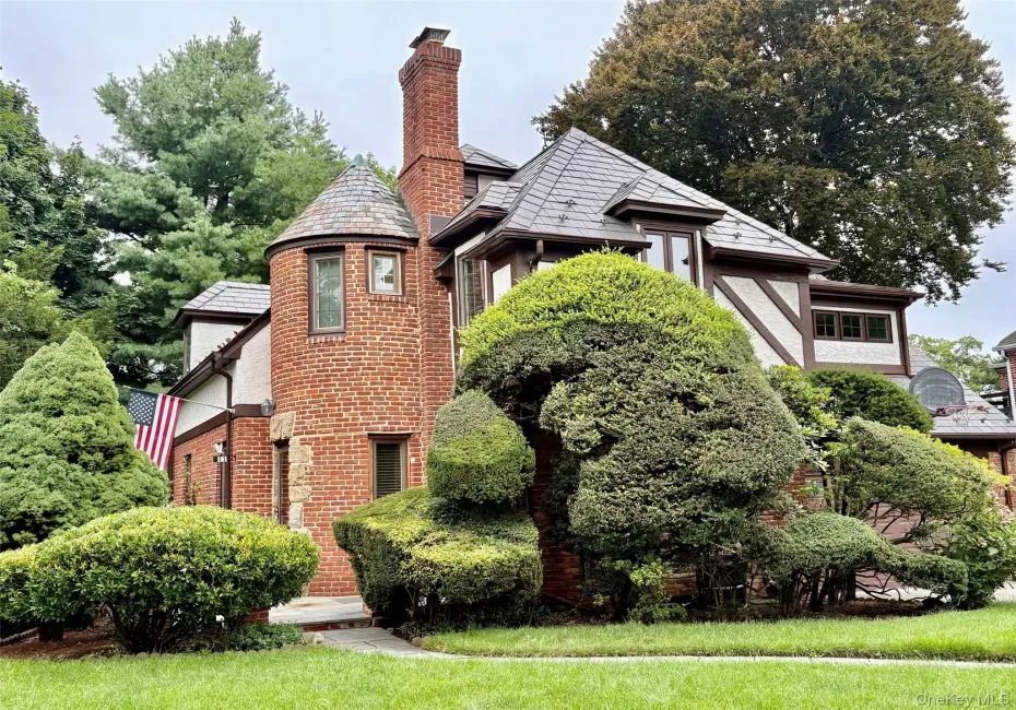 Shorehaven section of Manhasset -Close to LIRR and town shopping and schools Shorehaven section of Manhasset -Close to LIRR and town shopping and schools