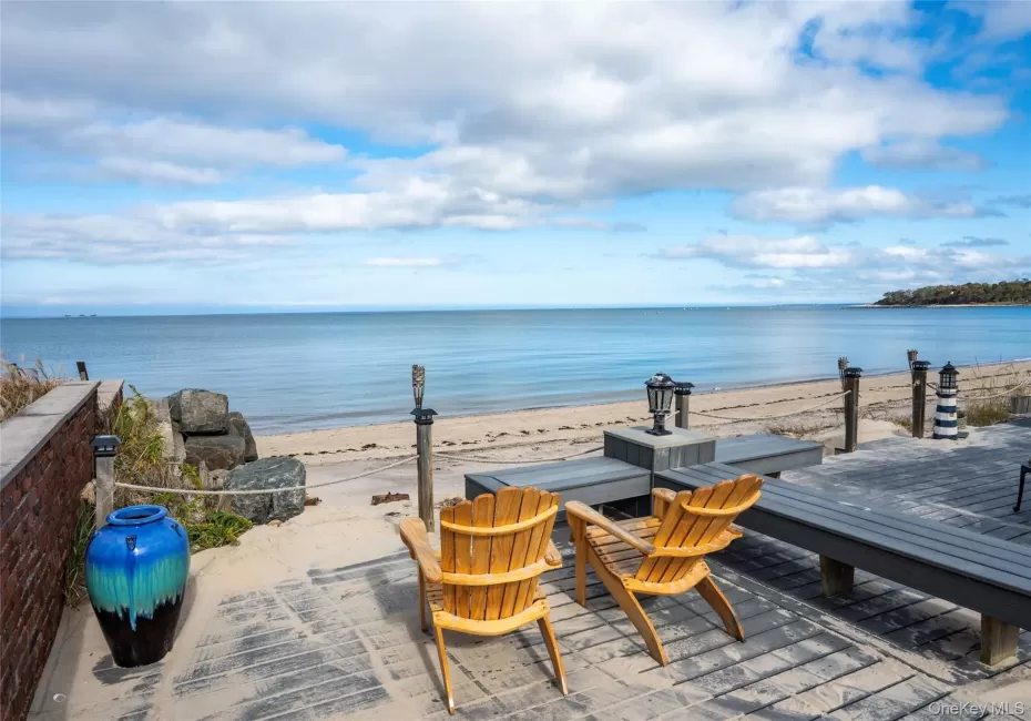 Welcome to the off-season beach-front rental at 138 Asharoken Ave in Northport with stunning views of the LI Sound! Welcome to the off-season beach-front rental at 138 Asharoken Ave in Northport with stunning views of the LI Sound!