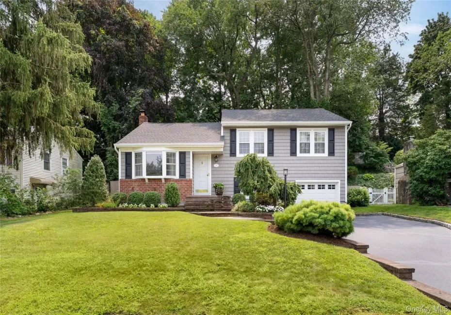 New roof, new siding. Move in condition New roof, new siding. Move in condition