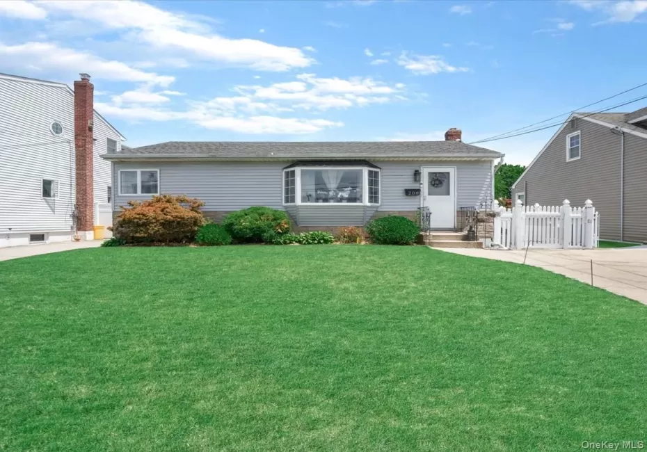 208 3rd Street, Oyster Bay, NY, 3 Bedrooms Bedrooms, 6 Rooms Rooms,1 BathroomBathrooms,Residential,For Rent,3rd,0,1040131 208 3rd Street, Oyster Bay, NY, 3 Bedrooms Bedrooms, 6 Rooms Rooms,1 BathroomBathrooms,Residential,For Rent,3rd,0,1040131