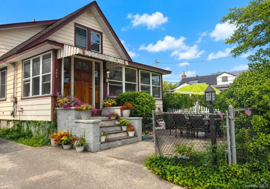 Welcome Home!Cape Cod / Bungalow located in Bayville, down the block to from Welcome Home!Cape Cod / Bungalow located in Bayville, down the block to from