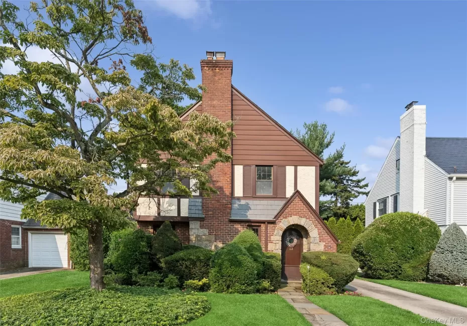 23 Wisteria Avenue, North Hempstead, NY, 3 Bedrooms Bedrooms, 7 Rooms Rooms,1 BathroomBathrooms,Residential,For Rent,Wisteria,0,1039946 23 Wisteria Avenue, North Hempstead, NY, 3 Bedrooms Bedrooms, 7 Rooms Rooms,1 BathroomBathrooms,Residential,For Rent,Wisteria,0,1039946