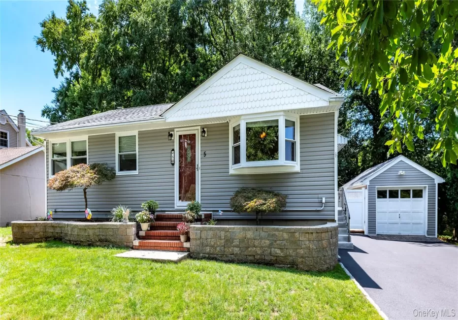 5 Nelson Place, Clarkstown, NY, 3 Bedrooms Bedrooms, 10 Rooms Rooms,2 BathroomsBathrooms,Residential,For Rent,Nelson,0,1039815 5 Nelson Place, Clarkstown, NY, 3 Bedrooms Bedrooms, 10 Rooms Rooms,2 BathroomsBathrooms,Residential,For Rent,Nelson,0,1039815
