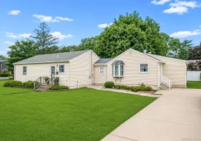 21 Cherokee Drive, Islip, NY, 5 Bedrooms Bedrooms, 10 Rooms Rooms,2 BathroomsBathrooms,Residential,For Rent,Cherokee,0,1040654 21 Cherokee Drive, Islip, NY, 5 Bedrooms Bedrooms, 10 Rooms Rooms,2 BathroomsBathrooms,Residential,For Rent,Cherokee,0,1040654