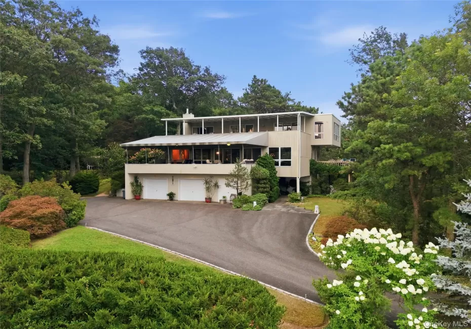 Front of home, 2 balconies, 2.5car garage, expansive driveway Front of home, 2 balconies, 2.5car garage, expansive driveway