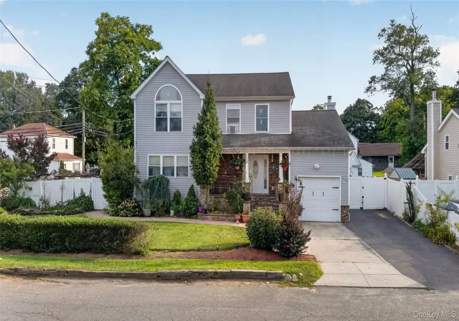 139 Smith Street, Babylon, NY, 6 Bedrooms Bedrooms, 16 Rooms Rooms,3 BathroomsBathrooms,Residential,For Rent,Smith,0,1041214 139 Smith Street, Babylon, NY, 6 Bedrooms Bedrooms, 16 Rooms Rooms,3 BathroomsBathrooms,Residential,For Rent,Smith,0,1041214
