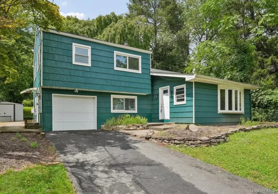 Lovely three bedroom split level Lovely three bedroom split level