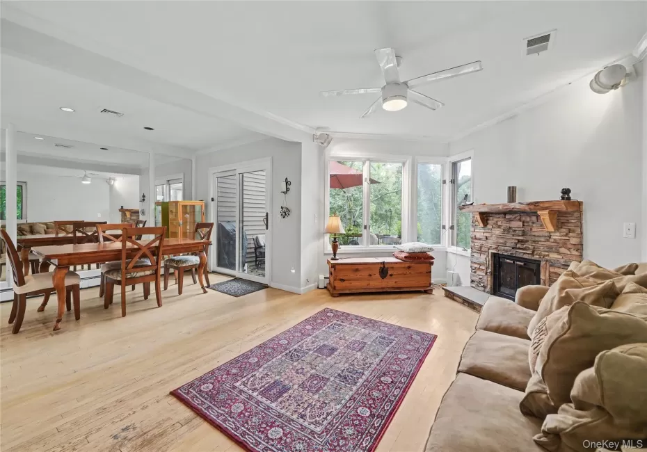 Living/dining areas Living/dining areas