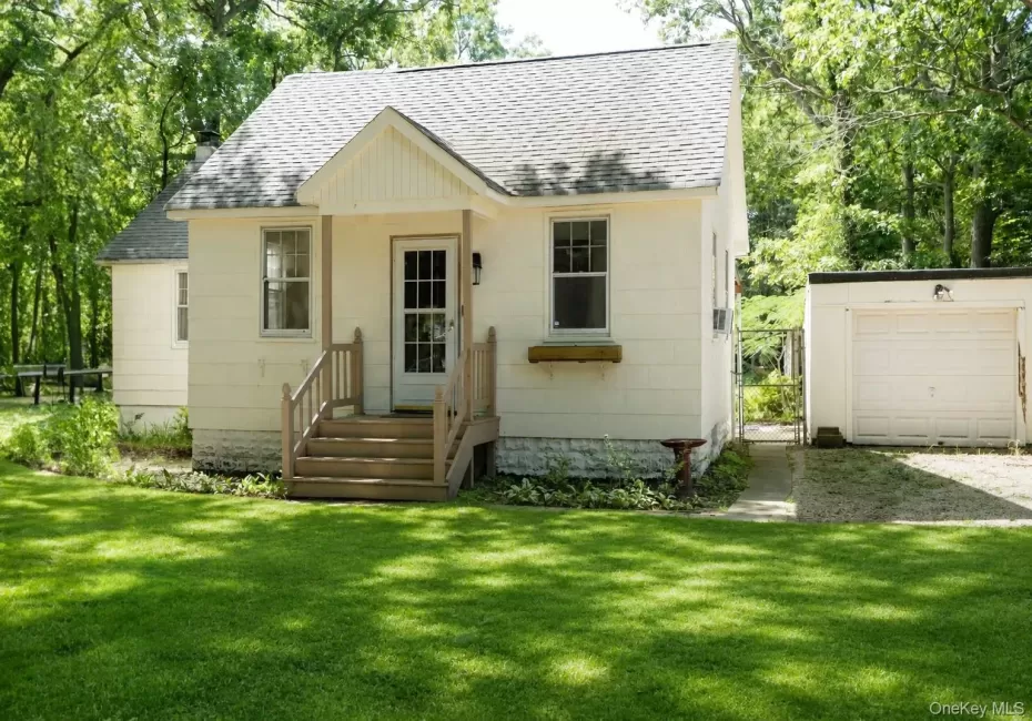 120 Lincoln Road, Brookhaven, NY, 2 Bedrooms Bedrooms, 6 Rooms Rooms,1 BathroomBathrooms,Residential,For Rent,Lincoln,0,1041507 120 Lincoln Road, Brookhaven, NY, 2 Bedrooms Bedrooms, 6 Rooms Rooms,1 BathroomBathrooms,Residential,For Rent,Lincoln,0,1041507