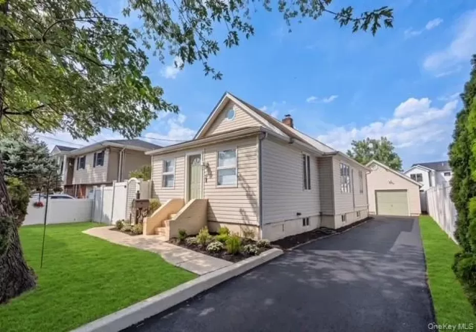 31 Cherry Avenue, Oyster Bay, NY, 3 Bedrooms Bedrooms, 9 Rooms Rooms,1 BathroomBathrooms,Residential,For Rent,Cherry,0,1041667 31 Cherry Avenue, Oyster Bay, NY, 3 Bedrooms Bedrooms, 9 Rooms Rooms,1 BathroomBathrooms,Residential,For Rent,Cherry,0,1041667