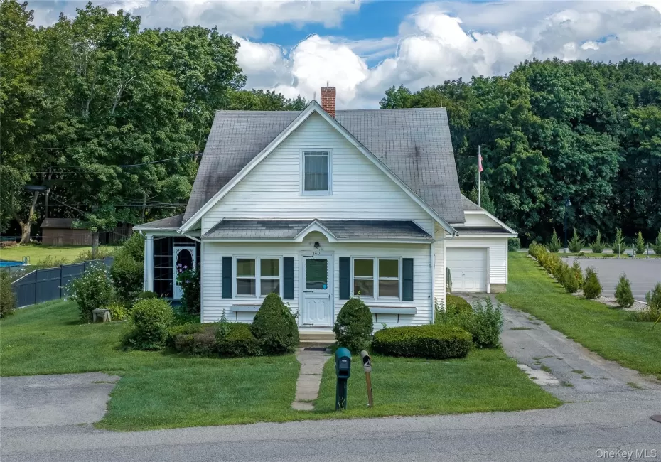 Recently updated 1,525 SF 3 bedroom, 1 bath, first floor apartment in a 2 family home on Main Street in the historic Village of Pawling. Recently updated 1,525 SF 3 bedroom, 1 bath, first floor apartment in a 2 family home on Main Street in the historic Village of Pawling.
