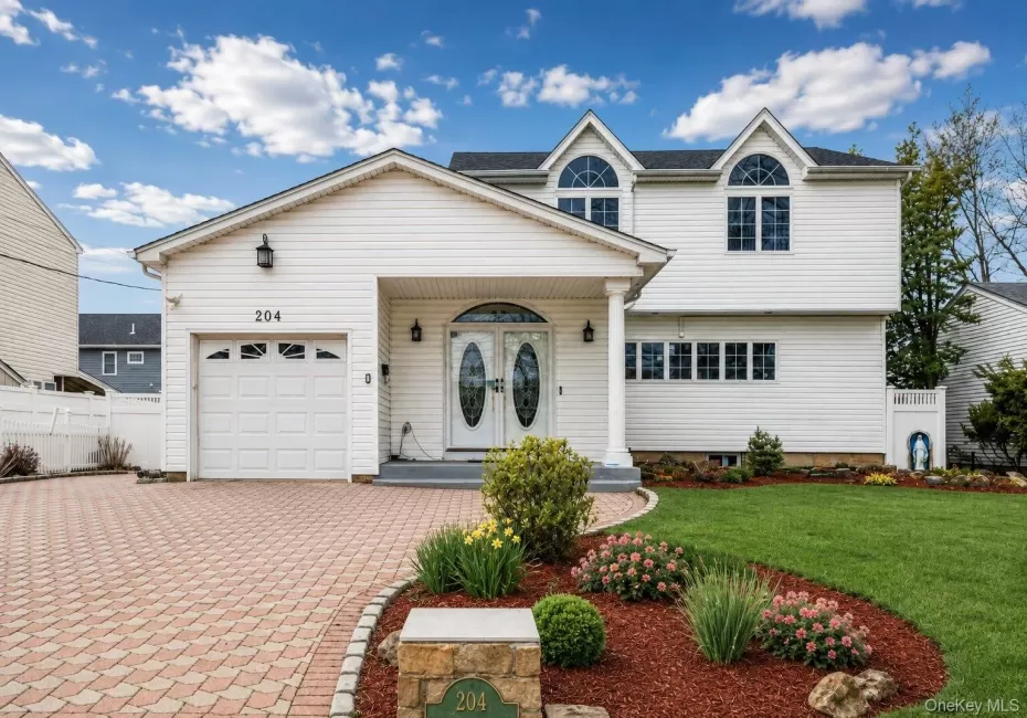 204 Broadway, Oyster Bay, NY, 3 Bedrooms Bedrooms, 11 Rooms Rooms,4 BathroomsBathrooms,Residential,For Rent,Broadway,0,1041825 204 Broadway, Oyster Bay, NY, 3 Bedrooms Bedrooms, 11 Rooms Rooms,4 BathroomsBathrooms,Residential,For Rent,Broadway,0,1041825