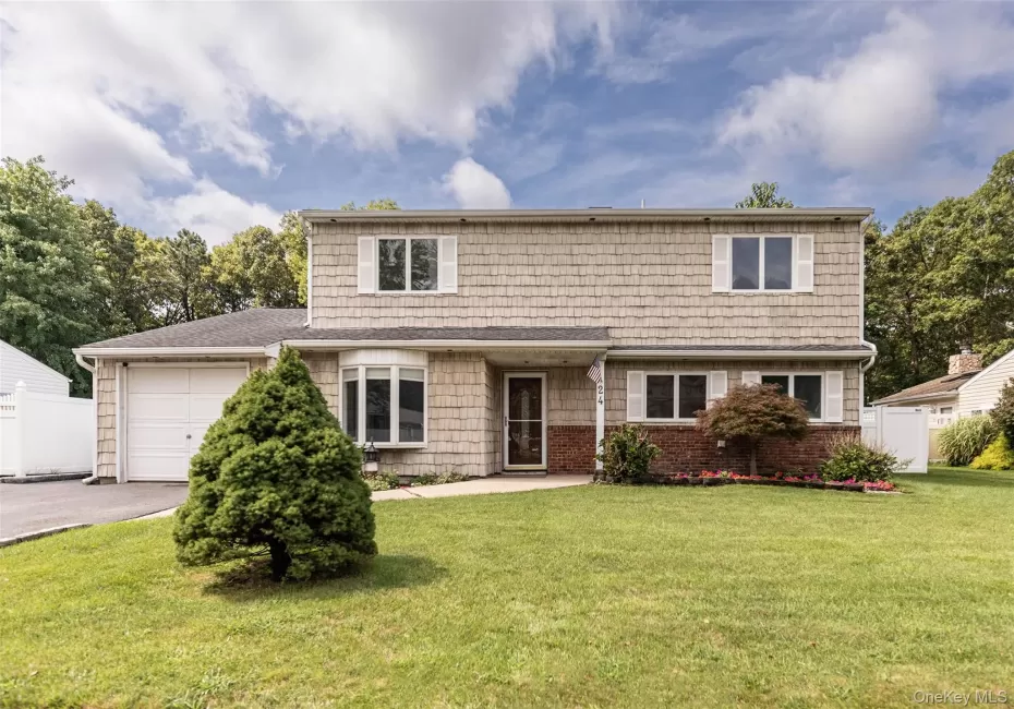 5 Bedroom 2.5 Bath Colonial with wide apron and driveway for extra parking. 5 Bedroom 2.5 Bath Colonial with wide apron and driveway for extra parking.