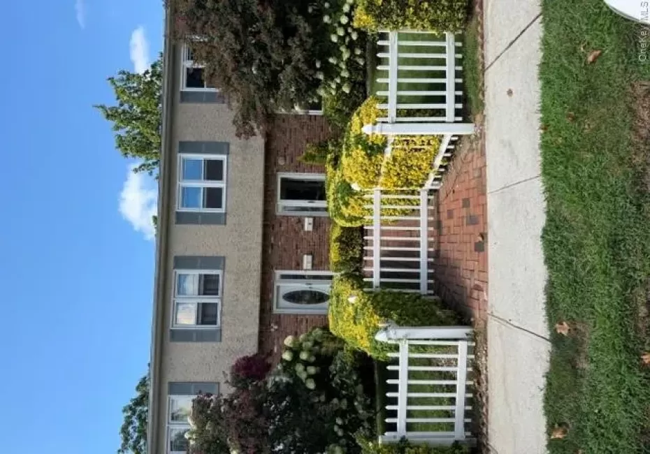 11 Chestnut Street, Glen Cove, NY, 3 Bedrooms Bedrooms, 6 Rooms Rooms,1 BathroomBathrooms,Residential Lease,For Rent,Chestnut,0,1041704 11 Chestnut Street, Glen Cove, NY, 3 Bedrooms Bedrooms, 6 Rooms Rooms,1 BathroomBathrooms,Residential Lease,For Rent,Chestnut,0,1041704
