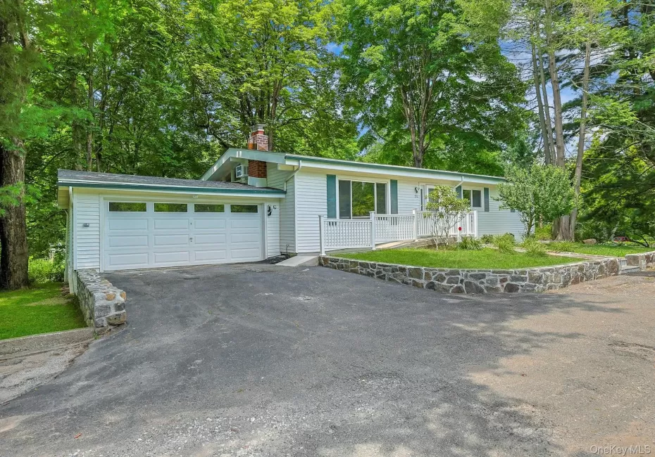 Welcome to 252 Watch Hill Road! Welcome to 252 Watch Hill Road!