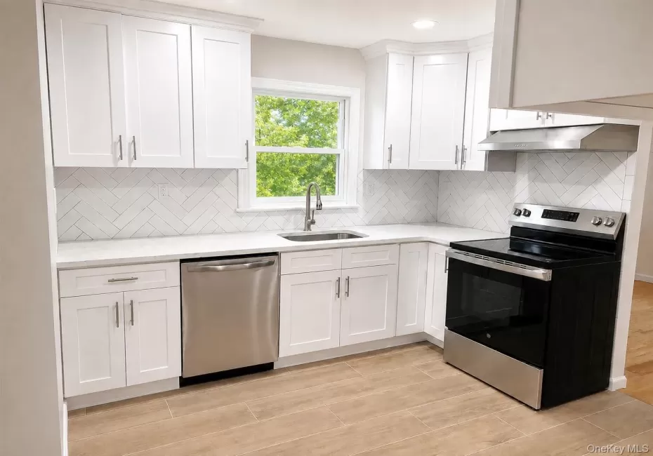 New Eat-in- Kitchen with Quartz Counter Top New Eat-in- Kitchen with Quartz Counter Top