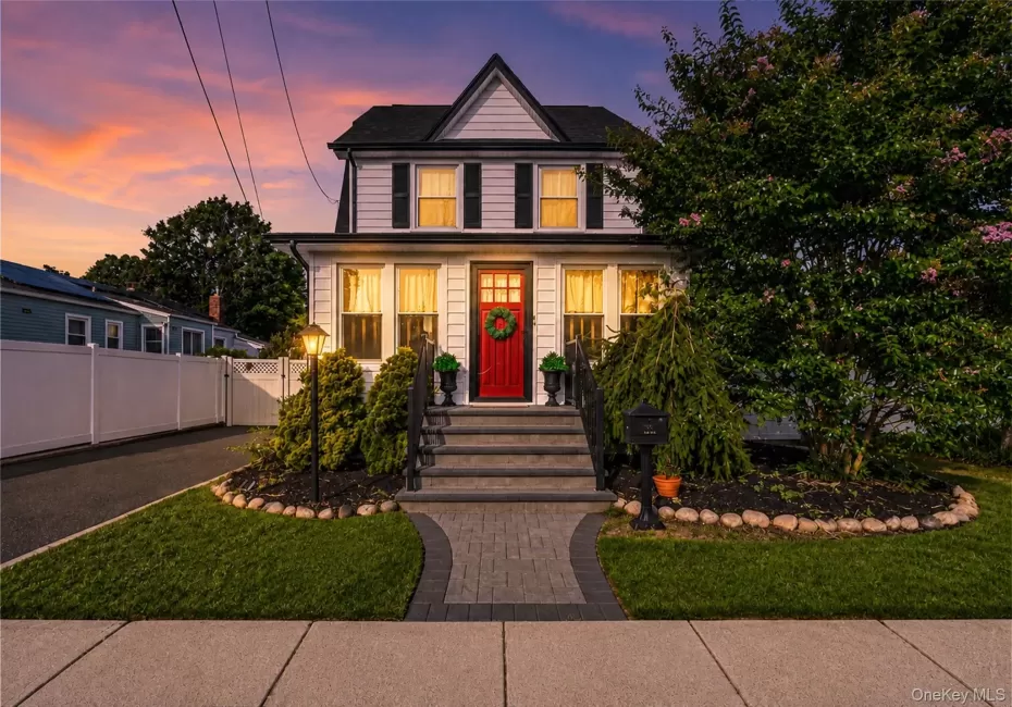 750 Howard Avenue, Babylon, NY, 3 Bedrooms Bedrooms, 7 Rooms Rooms,1 BathroomBathrooms,Residential,For Rent,Howard,0,1041271 750 Howard Avenue, Babylon, NY, 3 Bedrooms Bedrooms, 7 Rooms Rooms,1 BathroomBathrooms,Residential,For Rent,Howard,0,1041271