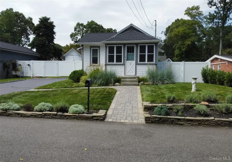 24 Canary Road, Brookhaven, NY, 3 Bedrooms Bedrooms, 6 Rooms Rooms,1 BathroomBathrooms,Residential,For Rent,Canary,0,1041792 24 Canary Road, Brookhaven, NY, 3 Bedrooms Bedrooms, 6 Rooms Rooms,1 BathroomBathrooms,Residential,For Rent,Canary,0,1041792