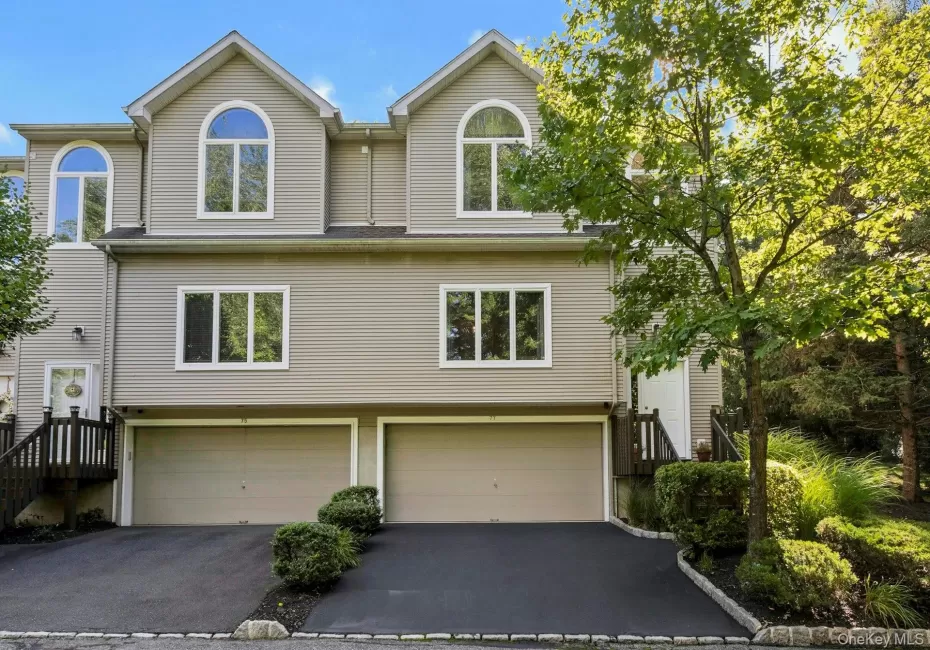Curb Appeal!! End Unit!! Curb Appeal!! End Unit!!