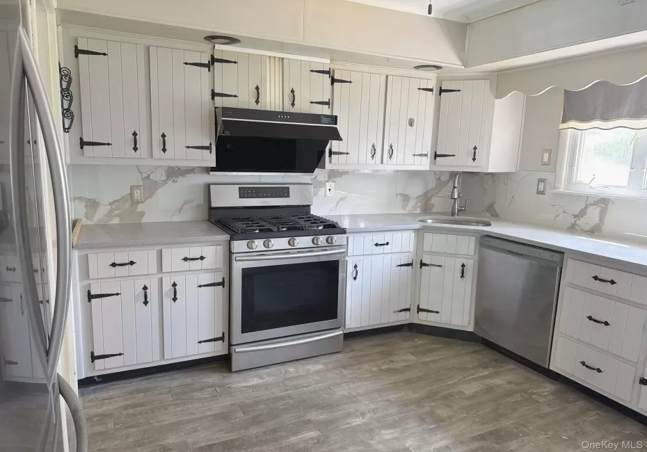 10 Kings Park Road, Smithtown, NY, 3 Bedrooms Bedrooms, 4 Rooms Rooms,1 BathroomBathrooms,Residential Lease,For Rent,Kings Park,0,1043507 10 Kings Park Road, Smithtown, NY, 3 Bedrooms Bedrooms, 4 Rooms Rooms,1 BathroomBathrooms,Residential Lease,For Rent,Kings Park,0,1043507