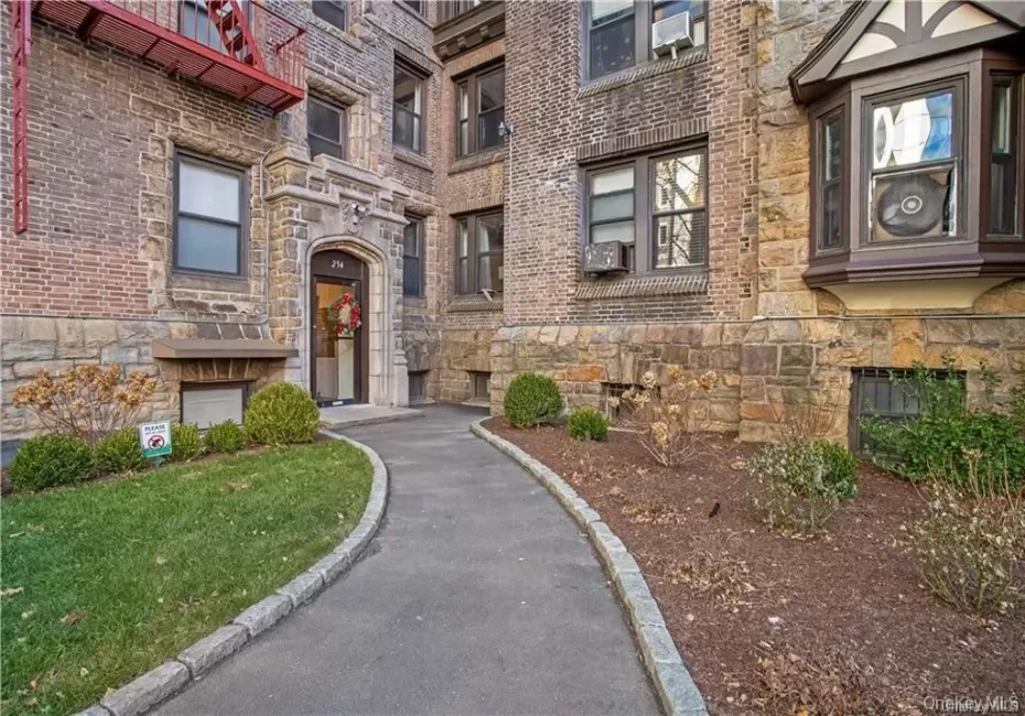 254 Martine Avenue, White Plains, NY, 3 Bedrooms Bedrooms, 4 Rooms Rooms,1 BathroomBathrooms,Residential Lease,For Rent,Martine,0,1035642 254 Martine Avenue, White Plains, NY, 3 Bedrooms Bedrooms, 4 Rooms Rooms,1 BathroomBathrooms,Residential Lease,For Rent,Martine,0,1035642