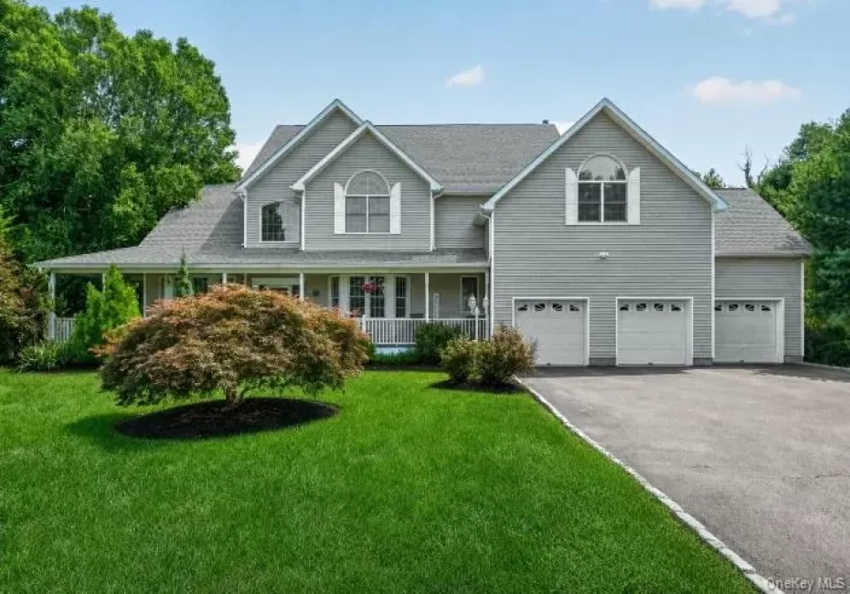 Welcome to 8 Angela Court, an exquisite Colonial home nestled on a private cul-de-sac! Welcome to 8 Angela Court, an exquisite Colonial home nestled on a private cul-de-sac!