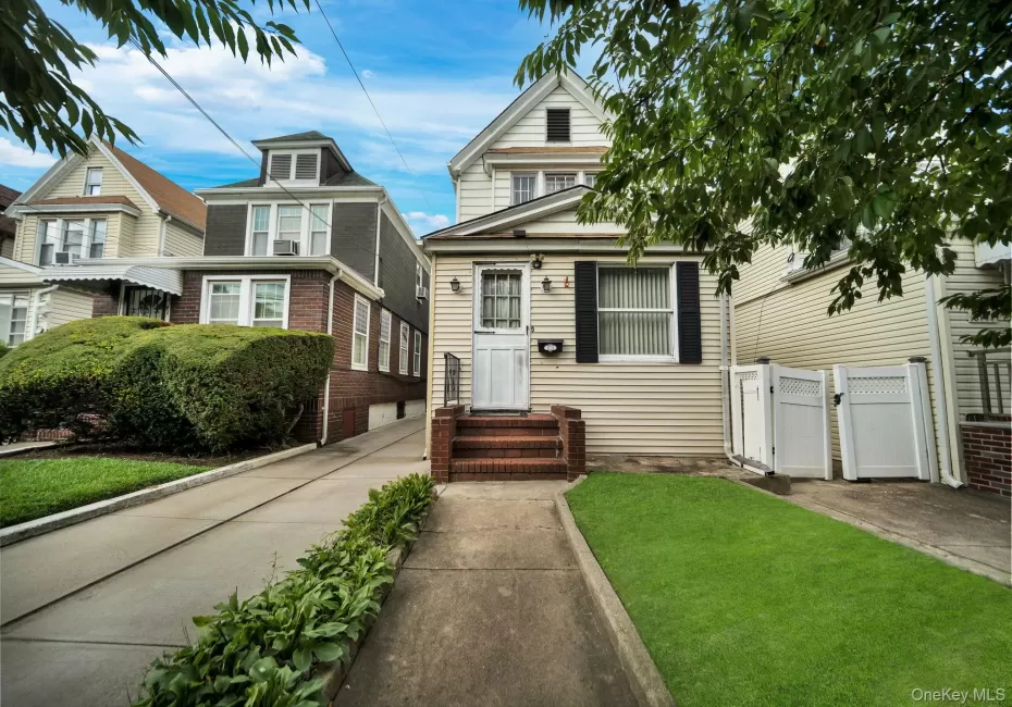 61-43 Wetherole Street, New York, NY, 3 Bedrooms Bedrooms, 5 Rooms Rooms,1 BathroomBathrooms,Residential,For Rent,Wetherole,0,1043533 61-43 Wetherole Street, New York, NY, 3 Bedrooms Bedrooms, 5 Rooms Rooms,1 BathroomBathrooms,Residential,For Rent,Wetherole,0,1043533