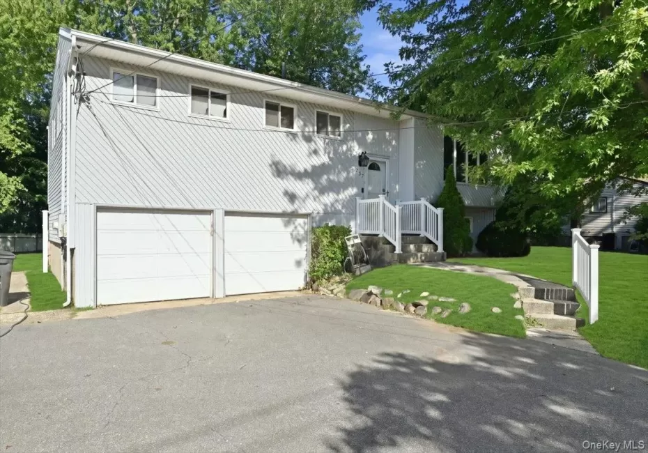 357 Town Line Road, Huntington, NY, 4 Bedrooms Bedrooms, 8 Rooms Rooms,1 BathroomBathrooms,Residential,For Rent,Town Line,0,1042799 357 Town Line Road, Huntington, NY, 4 Bedrooms Bedrooms, 8 Rooms Rooms,1 BathroomBathrooms,Residential,For Rent,Town Line,0,1042799