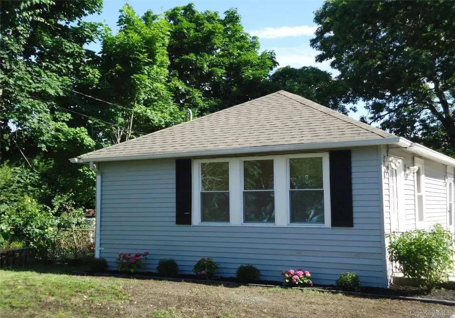 860 Flanders Road, Southampton, NY, 3 Bedrooms Bedrooms, 6 Rooms Rooms,1 BathroomBathrooms,Residential,For Rent,Flanders,0,1044192 860 Flanders Road, Southampton, NY, 3 Bedrooms Bedrooms, 6 Rooms Rooms,1 BathroomBathrooms,Residential,For Rent,Flanders,0,1044192