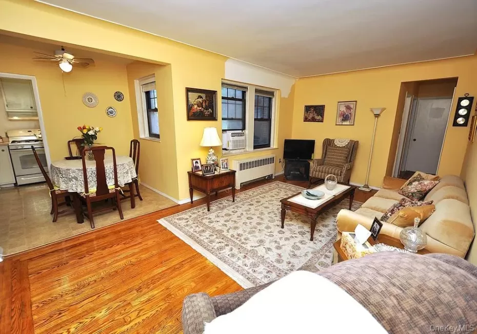 The large living room open to both the dining room and entrance foyer. The living room has hardwood floors and is approx 20'-0" x 12'-0". The large living room open to both the dining room and entrance foyer. The living room has hardwood floors and is approx 20'-0" x 12'-0".