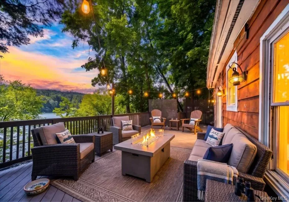 Welcome to 570 Lakes Road (Virtually Staged) Welcome to 570 Lakes Road (Virtually Staged)