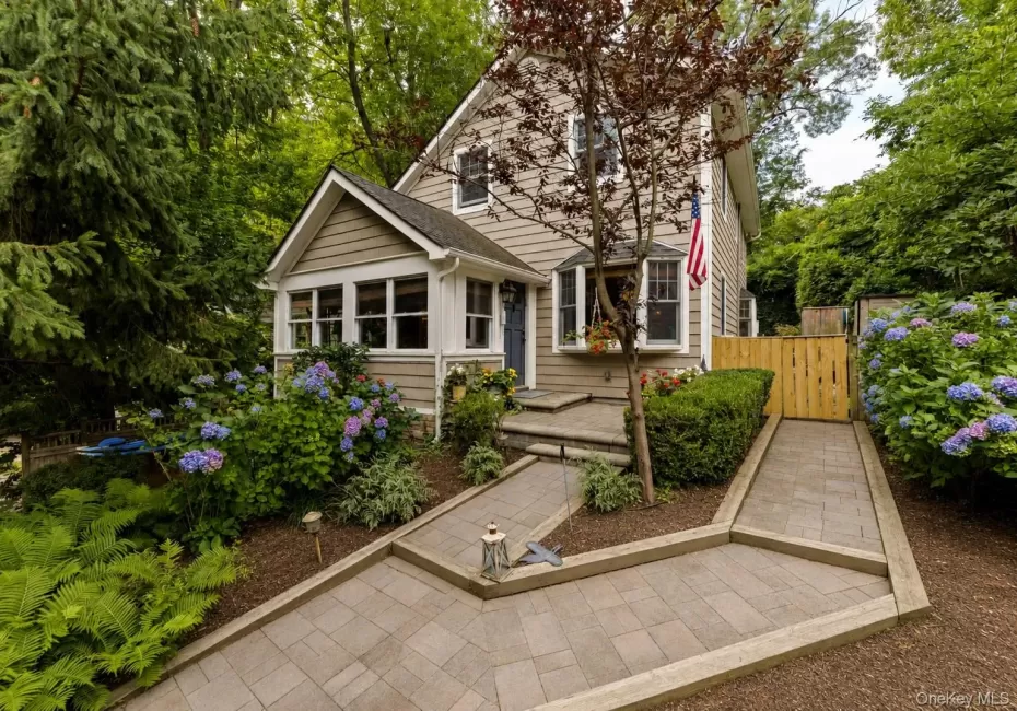 18 Walnut Avenue, Brookhaven, NY, 3 Bedrooms Bedrooms, 9 Rooms Rooms,2 BathroomsBathrooms,Residential Lease,For Rent,Walnut,0,1045073 18 Walnut Avenue, Brookhaven, NY, 3 Bedrooms Bedrooms, 9 Rooms Rooms,2 BathroomsBathrooms,Residential Lease,For Rent,Walnut,0,1045073