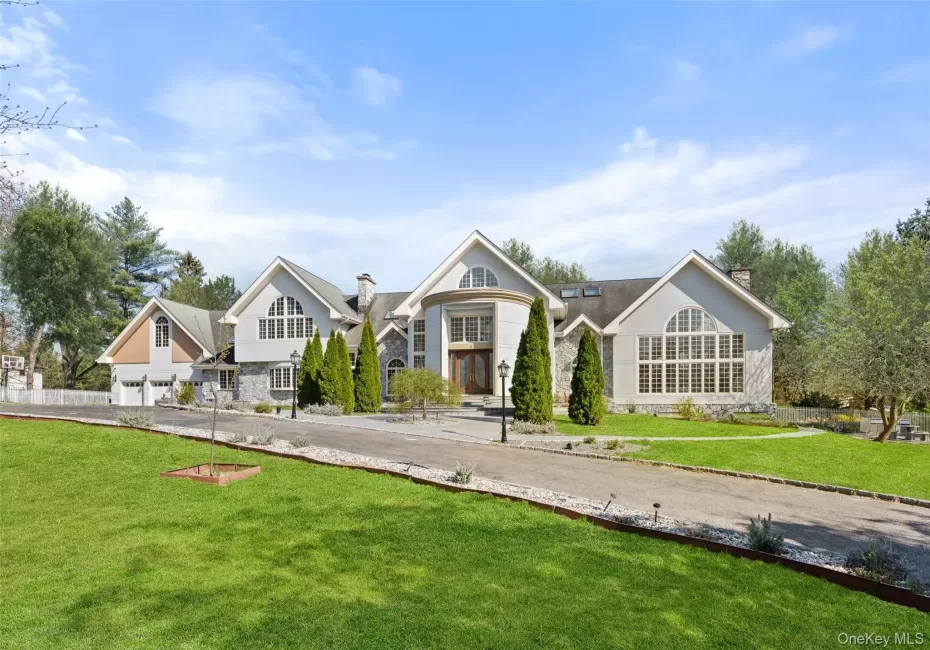 View of front of property featuring a driveway and a front lawn View of front of property featuring a driveway and a front lawn