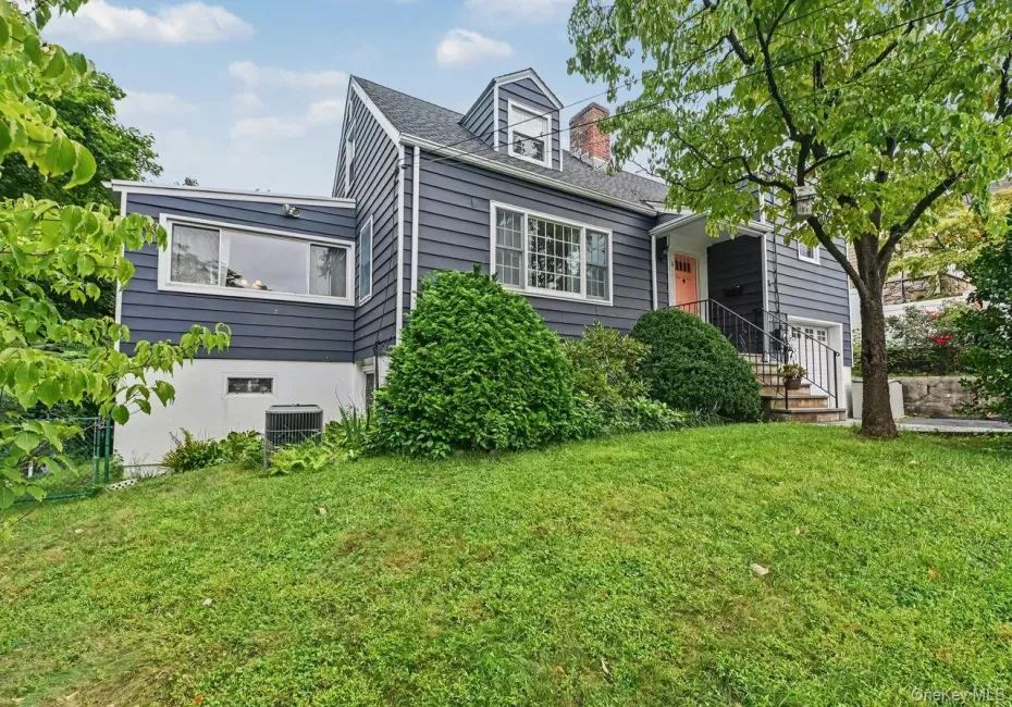 Welcome home to this well maintained split level! Welcome home to this well maintained split level!