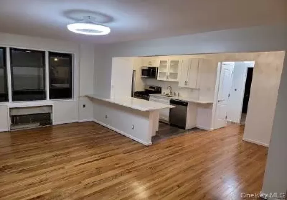Beautifully Renovated, New Kitchen, Hardwood floors redone to new! Beautifully Renovated, New Kitchen, Hardwood floors redone to new!